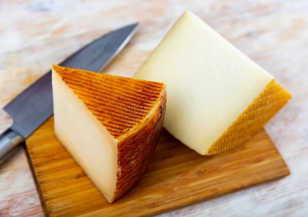 Zicht Een Smakelijk Stuk Halfharde Kaas Liggend Een Houten Tafel — Stockfoto