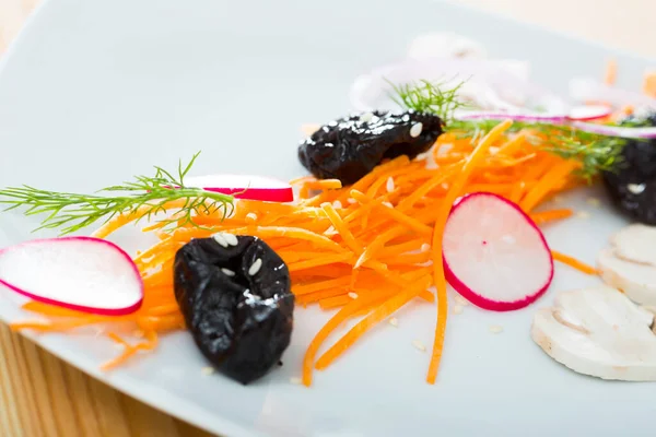 Salat Mit Geriebenen Karotten Rettich Pflaumen Und Champignons — Stockfoto