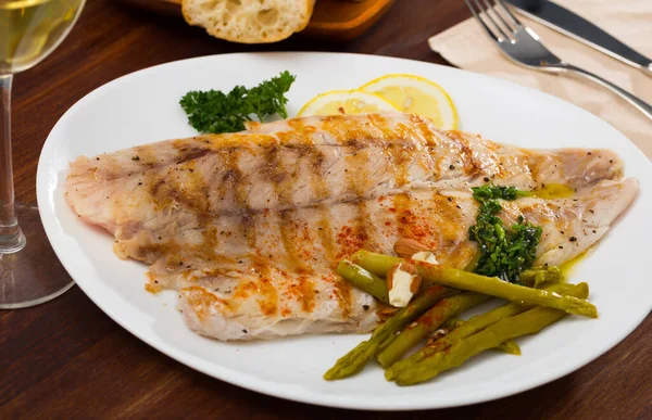 Kavrulmuş Levrek Balığı Fileto Kuşkonmaz Turşusu Maydanozla Servis Edilir — Stok fotoğraf