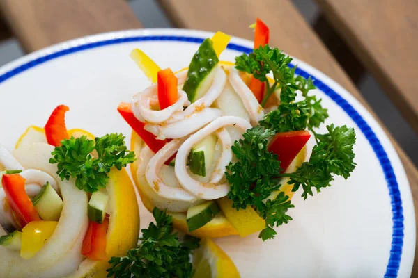 Exotischer Salat Mit Tintenfisch Gurke Paprika Und Zitrone Mit Soße — Stockfoto