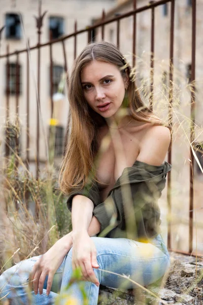 Mujer Sexy Joven Posando Cerca Edificio Abandonado Cerca Una Cerca — Foto de Stock