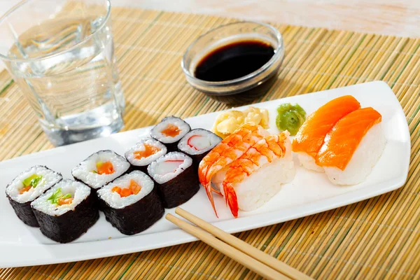 Čerstvé Sushi Maki Nigiri Podávané Bílém Talíři Wasabi Sójovou Omáčkou — Stock fotografie