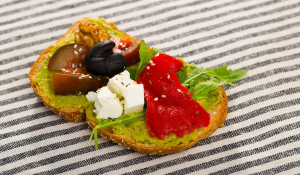 Σάντουιτς Λαχανικά Καρυδιά Και Φέτα Στο Πιάτο Στο Τραπέζι — Φωτογραφία Αρχείου