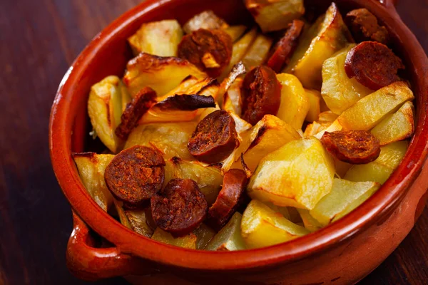 Lekker Gebakken Aardappel Met Gesneden Mini Chorizo Populair Spaans Gerecht — Stockfoto