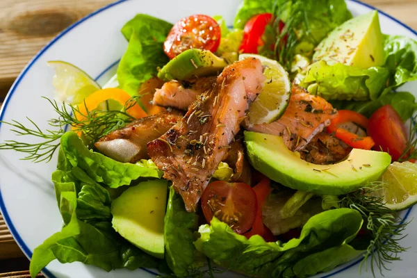 Afbeelding Van Heerlijke Salade Van Gebakken Forel Avocado Tomaten Kruiden — Stockfoto