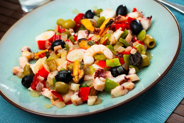 Beyaz Tabakta Salpicon Marisco Deniz Ürünleri Salatası — Stok fotoğraf