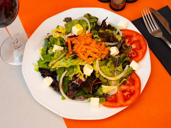Salade Légumes Légers Base Feuilles Laitue Tomates Oignons Fromage Carottes — Photo