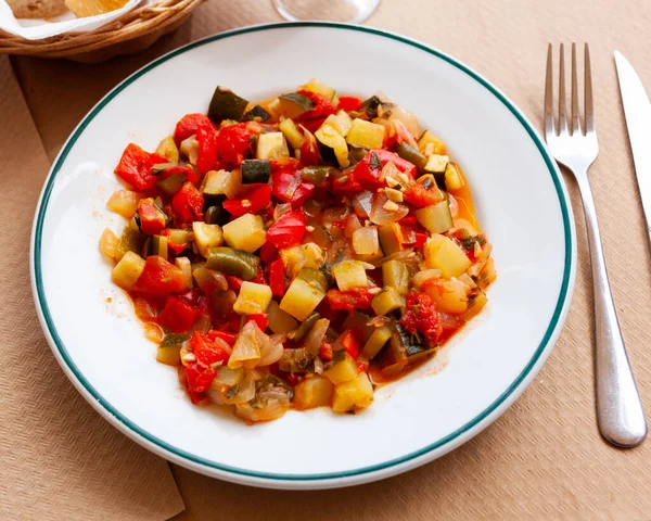 Rebusan Dengan Paprika Zucchini Dan Zucchini Dalam Plate Traditional Hungaria — Stok Foto