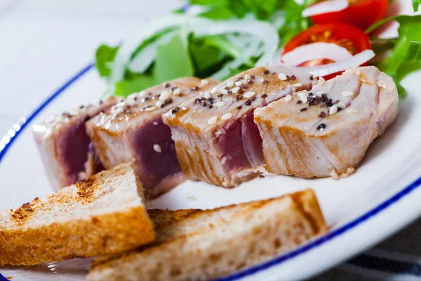 Slices Tuna Fillet Tataki Served Toasted Bread Cherry Tomatoes Greens — Stock Photo, Image