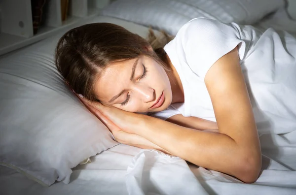 一个金发女孩在床上睡觉的画像 高质量的照片 — 图库照片