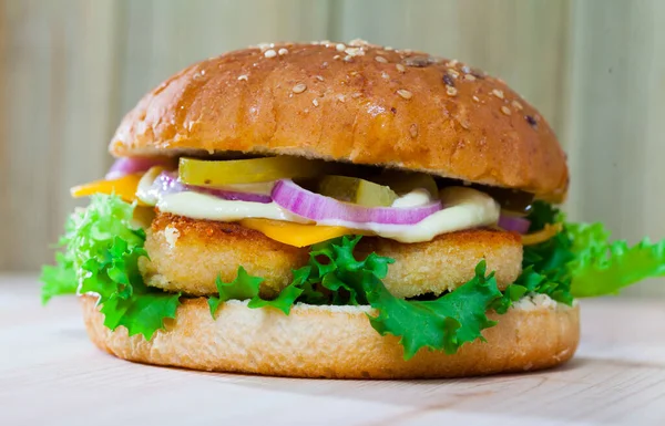 Smaczny Grillowany Burger Kurczakiem Ogórkiem Serem Sałatą Talerzu — Zdjęcie stockowe