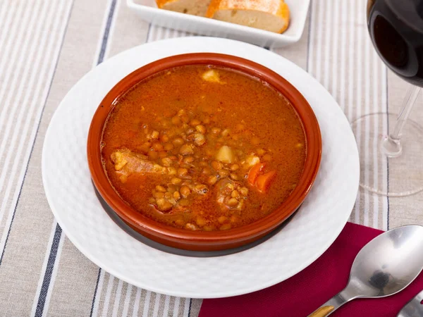 ソーセージ ニンジン トマト 玉ねぎをボウルに入れた煮込みレンズ豆 人気のスペイン料理 Lentils Riojana — ストック写真