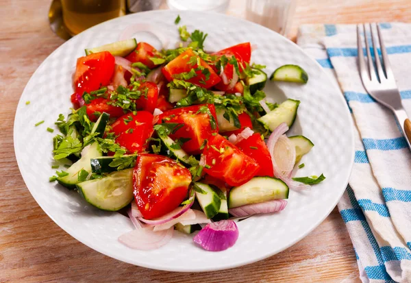 Friska Grönsakssallad Skivade Färska Tomater Gurka Rödlök Och Gröna Grönsaker — Stockfoto
