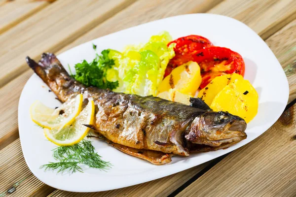 Appetizing Grilled Whole Trout Vegetable Garnish Potatoes Tomatoes Greens Sliced — Stock Photo, Image