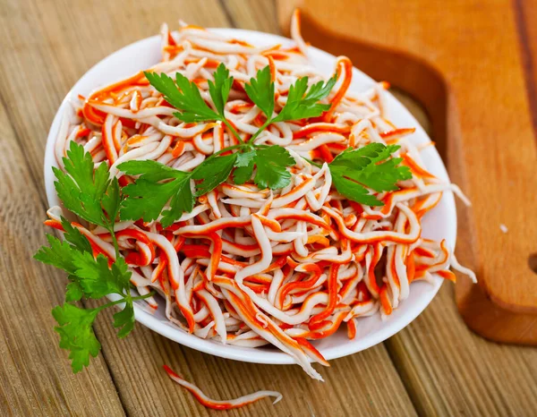 Schaal Met Geraspte Verse Surimi Ideaal Ingrediënt Voor Salades Beleg — Stockfoto