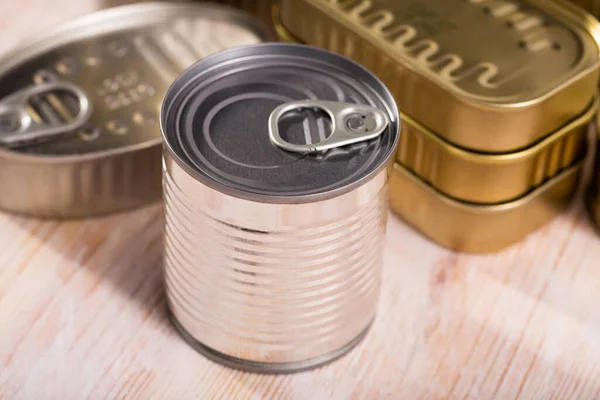 テーブルの上にラベルなしの黄金と銀の錫缶 — ストック写真