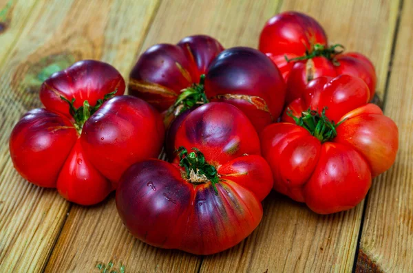 Muchos Tomates Azules Rojos Primer Plano Superficie Madera — Foto de Stock