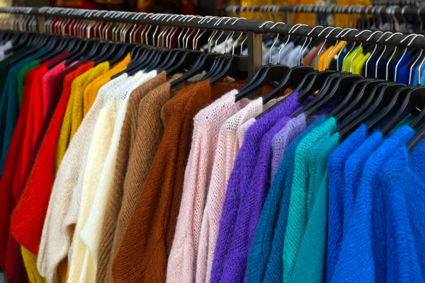 Vista Cerca Del Soporte Con Varios Suéteres Cardigans Tienda Ropa —  Fotos de Stock