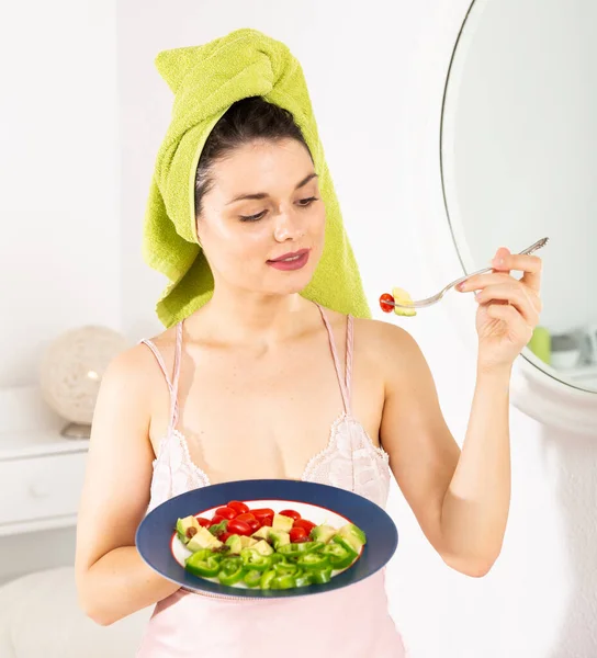 Mulher Bonita Com Toalha Cabeça Segurando Garfo Comendo Salada Legumes — Fotografia de Stock