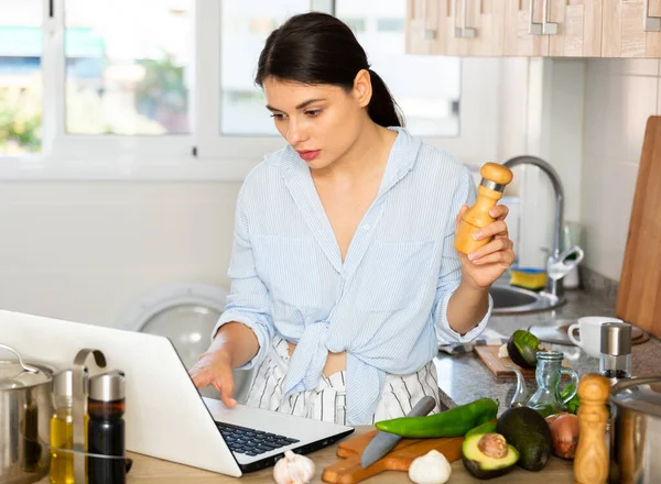 Mulher Usando Laptop Cozinha Procurando Receita Conceito Cozinha Estilo Vida — Fotografia de Stock