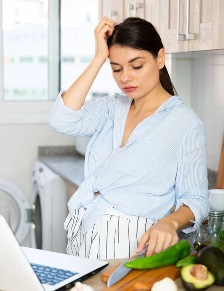 Retrato Mulher Triste Adulta Cansada Preocupações Cozinha — Fotografia de Stock