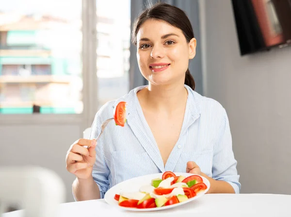 Jovem Mulher Comendo Alimentos Saudáveis Com Legumes Queijo Sala Estar — Fotografia de Stock