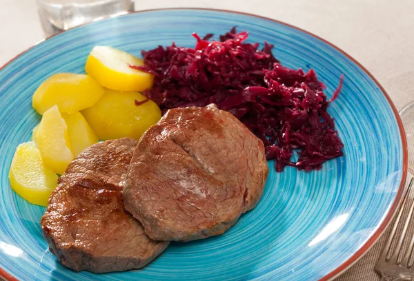 Appetitlich Gebratene Rindersteaks Serviert Mit Bratkartoffeln Und Eingelegtem Kohl — Stockfoto
