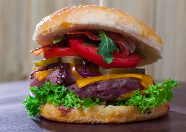 Biftek Taze Sebze Peynirli Çift Lezzetli Hamburger — Stok fotoğraf