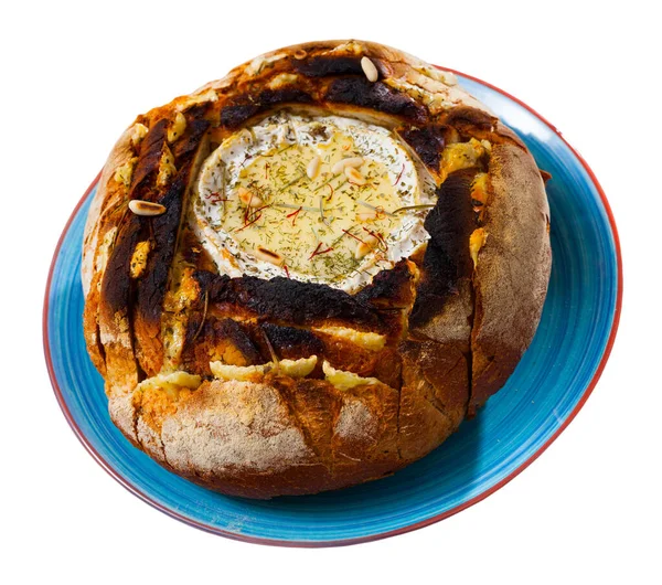 用迷迭香奶酪和松仁及香料融化在面包碗中制成的美味法式火锅 在白色背景下被隔离 — 图库照片