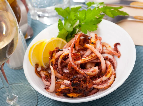 Mittagessen Mit Meeresfrüchten Leckere Gebratene Tintenfisch Oder Oktopus Tentakel Nahaufnahme — Stockfoto
