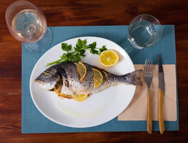 Top View Whole Grilled Dorada Served Lemon Greens Plate Glass — Stock Photo, Image