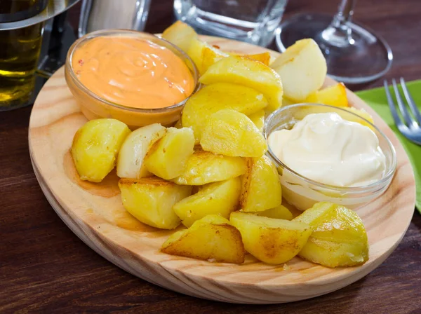 Patatas Bravas Traditional Spanish Dish Fried Potatoes Served Hot Sauce — Stock Photo, Image