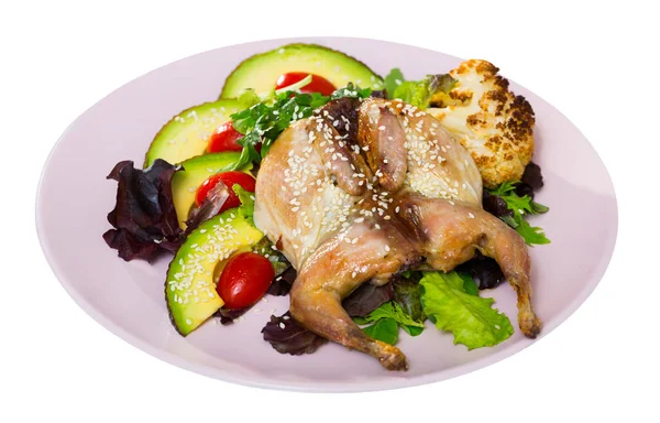 Lecker Gebratener Wachteltabak Serviert Mit Salat Aus Avocado Und Frischem — Stockfoto