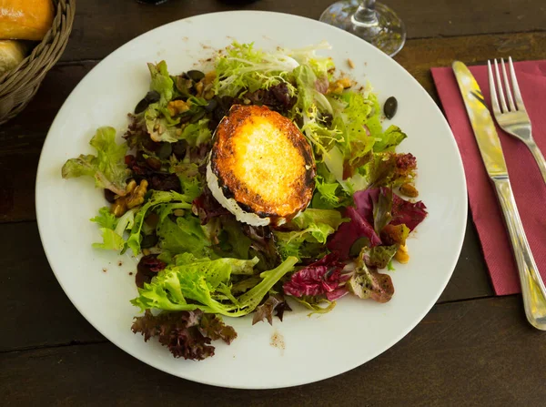 Sıcak Keçi Peyniri Marul Fındık Kurutulmuş Meyve Salatası — Stok fotoğraf