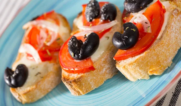Trois Sandwichs Chauds Frais Fromage Tomates Tranchées Olives Noires — Photo