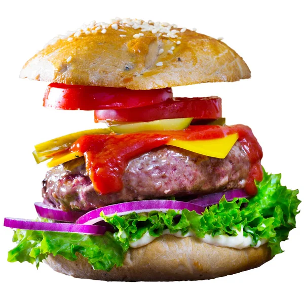 Lezzetli Izgara Hamburger Biftek Domates Peynir Salatalık Ketçap Beyaz Arkaplan — Stok fotoğraf