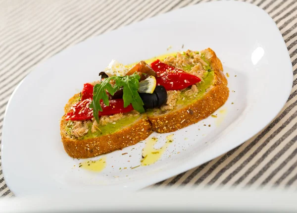Bord Met Sandwich Met Tonijnconserven Guacamole Peper Tomaat Olijven Arugula — Stockfoto
