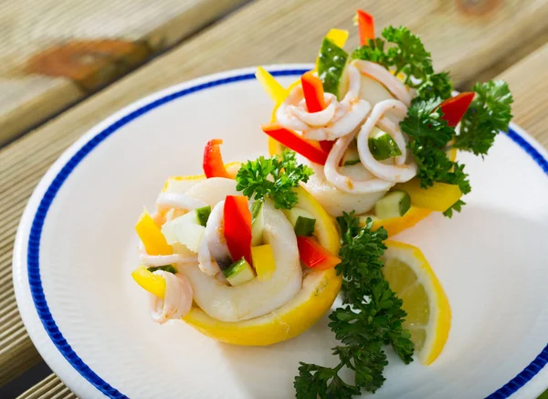 Deliciosa Ensalada Mariscos Verduras Con Calamares Pepinos Pimiento Rojo Con — Foto de Stock
