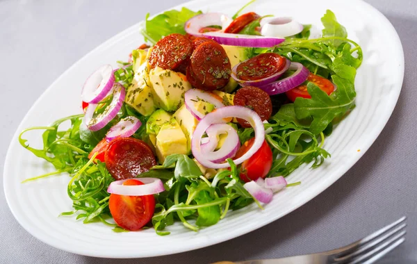 Taze Yeşil Roka Salatası Doğranmış Avokado Kızarmış Sucuk Vişneli Domates — Stok fotoğraf
