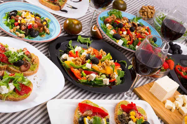 Set Insalate Vegetariane Appetitose Panini Serviti Con Vino Rosso Tavola — Foto Stock