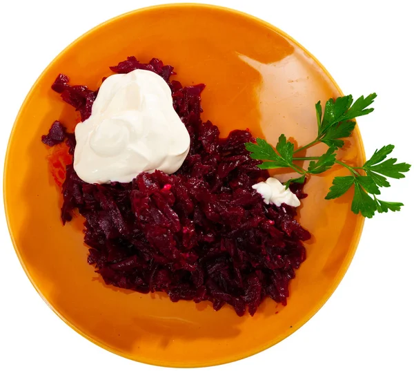 传统的俄罗斯菜沙拉 由煮熟的烤甜菜制成 装饰有一小束欧芹 在白色背景下被隔离 — 图库照片