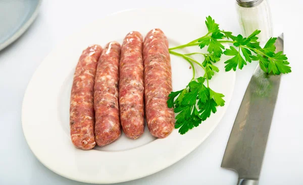 Rauwe Worsten Butifarra Bereid Voor Barbecue Witte Plaat Traditionele Catalaanse — Stockfoto