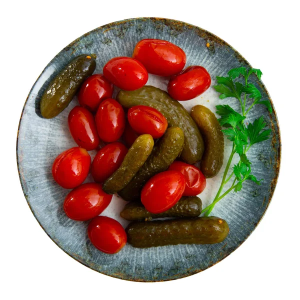 Läckra Inlagda Gurkor Med Tomater Dekorerade Med Kvist Färsk Grönska — Stockfoto