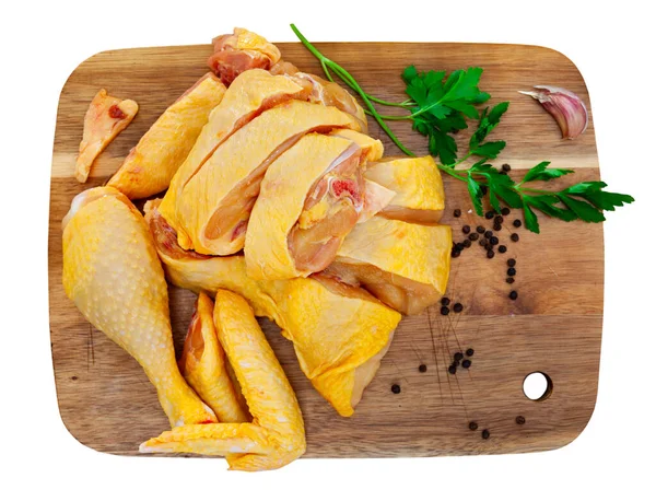 Mutfak Masasında Baharatlı Çiğ Tavuk Pişmemiş Yiyeceklerle Dolu Bir Hayat — Stok fotoğraf
