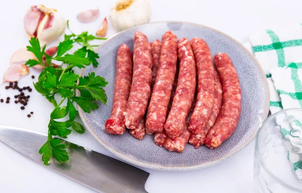 Verse Rauwe Varkensvlees Longaniza Worsten Klaar Voor Grillen Plaat Met — Stockfoto