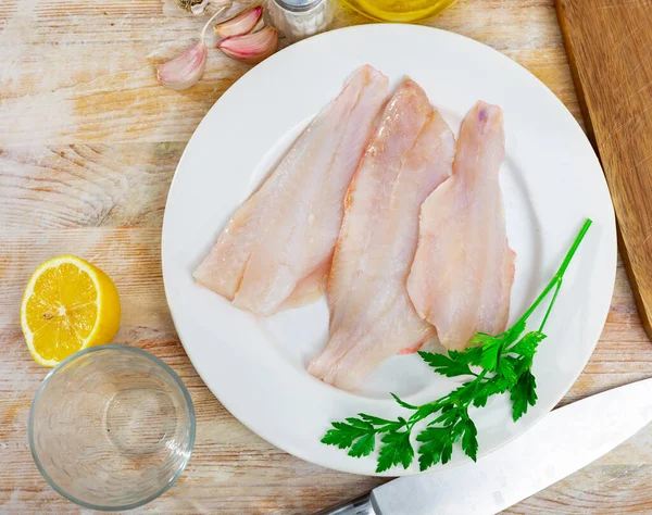 Mutfak Masasında Hazırlıksız Tavuk Filetosu Tavuk Göğsü Yemeğin Ana Bileşeni — Stok fotoğraf