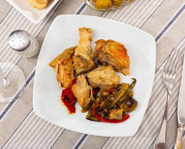 Chicken Wings Thighs Served Stewed Vegetables White Square Plate Cafeteria — Stock Photo, Image