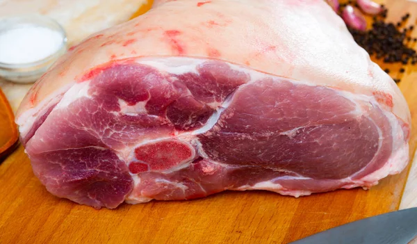 Grande Cuisse Porc Crue Sur Table Bois Avec Assaisonnements Préparés — Photo