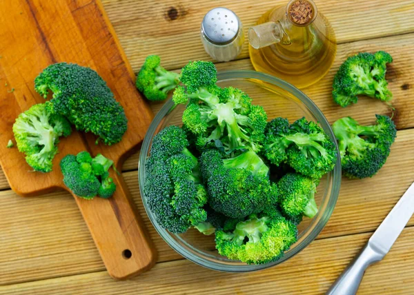 Glass Bowl Fresh Raw Broccoli Inflorescences Standing Table Oil Spices — Stock Photo, Image