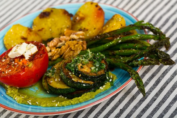 Healthy Dinner Baked Potatoes Zucchini Asparagus Tomatoes Sauces Walnuts — Stock Photo, Image